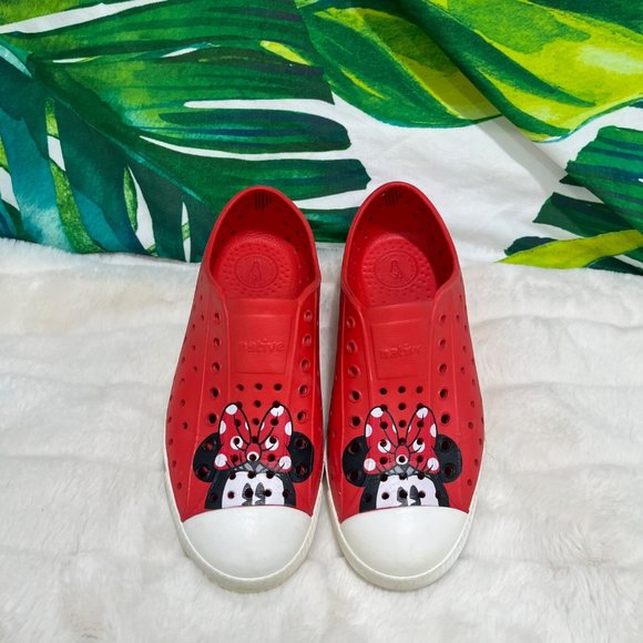 Disney Native Kids J2/ 7 Years Red Minnie Mouse Slip On Park Walking Shoes - Picture 1 of 6